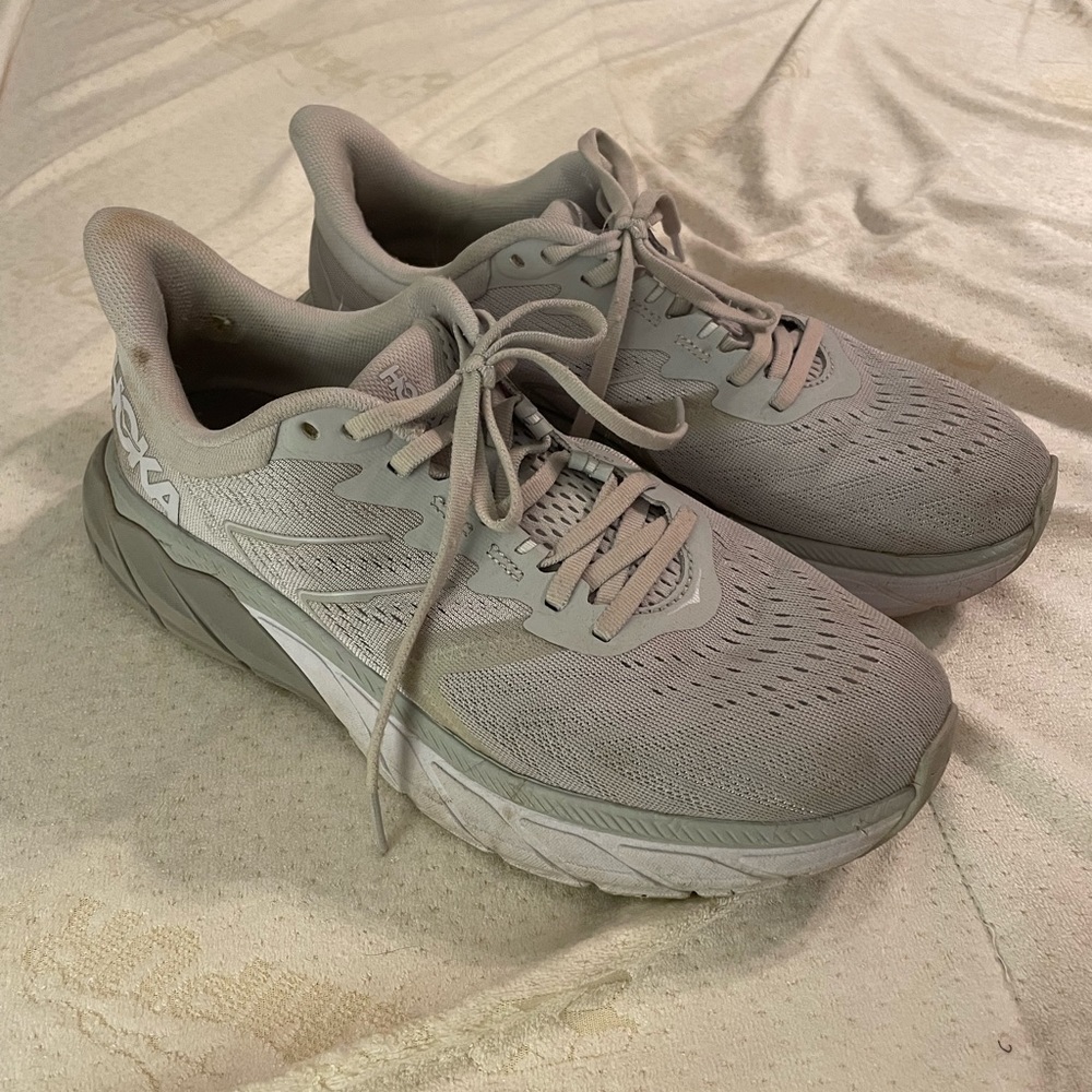 HOKA ARAHI 5’s. Size 9.